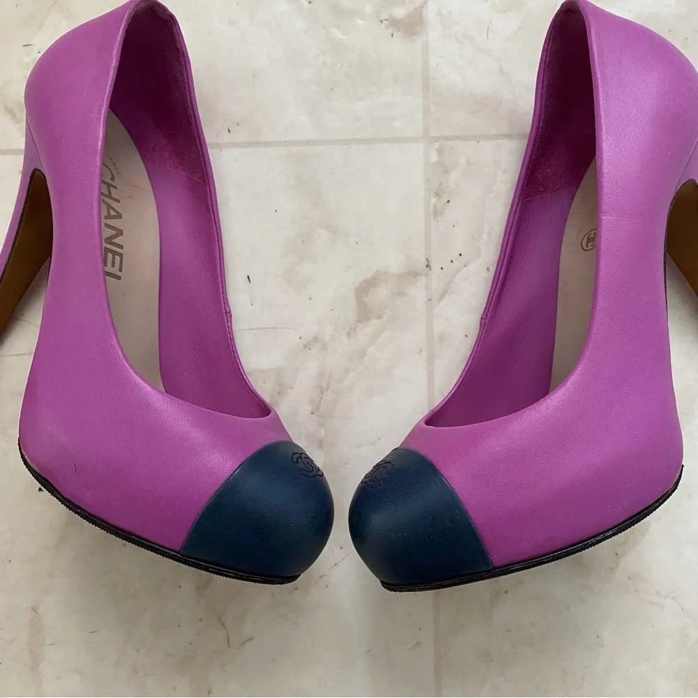 Chanel Made in Italy Interlocking CC Logo Purple Navy Leather Pumps Heels 6/36